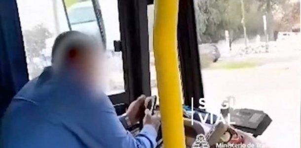 Video: colectivero fue suspendido por manejar usando el celular y sin cinturón de seguridad