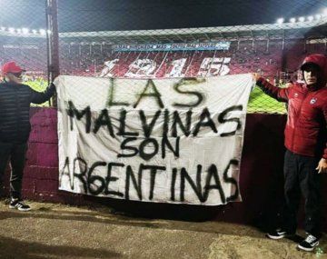 La hinchada de Cienciano desplegó una bandera a favor del reclamo de soberanía argentina sobre las Malvinas y emocionó a Lanús.