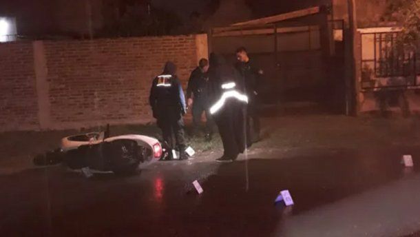 Villa Gobernador Gálvez: encuentran muerto a un joven junto a una moto