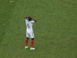 La decepción de Fikayo Tomori tras su error ante Guinea La decepción de Fikayo Tomori tras su error ante Guinea