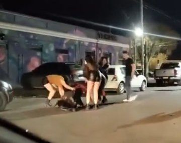 Día de la Primavera brutal: dos mujeres se pelearon a la salida de un boliche