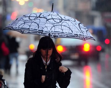 Un nuevo día nublado y con lluvias en Capital y alrededores
