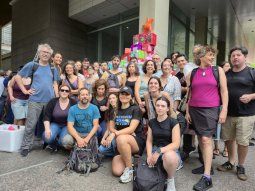 navidad con ciencia: investigadores protestaron frente al polo cientifico navidad con ciencia: investigadores protestaron frente al polo cientifico