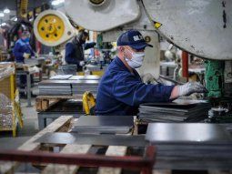 Oficializaron el aumento del salario mínimo, vital y móvil: de cuánto será en cada etapa