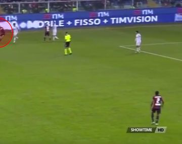 La patada de Lucas Ocampos a Dani Alves