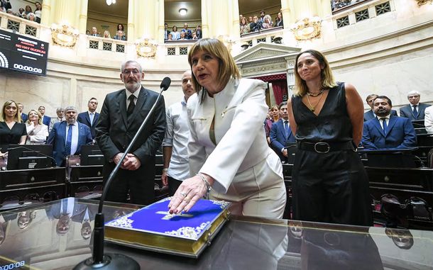 Patricia Bullrich juró como senadora nacional. Patricia Bullrich juró como senadora nacional.