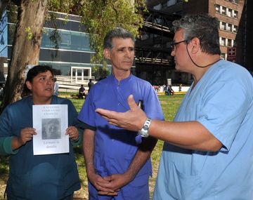 Paro en el hospital Posadas por el camillero héroe