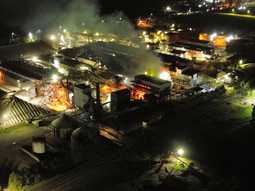 Más de ocho equipos de bomberos y equipos de emergencia trabajaron en controlar las llamas. Más de ocho equipos de bomberos y equipos de emergencia trabajaron en controlar las llamas.