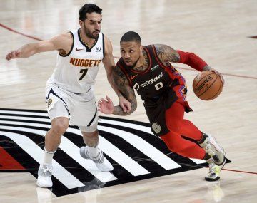 Campazzo marcando a Damian Lillard, uno de los goleadores que USA llevaría a Tokio