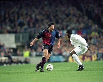 Luis Figo, con la camiseta del Barcelona