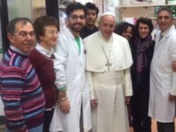 Los empleados del lugar aprovecharon la oportunidad y se sacaron una foto con el Sumo Pontífice Los empleados del lugar aprovecharon la oportunidad y se sacaron una foto con el Sumo Pontífice