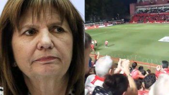 Repudio de hinchas de Argentinos Juniors a Patricia Bullrich.