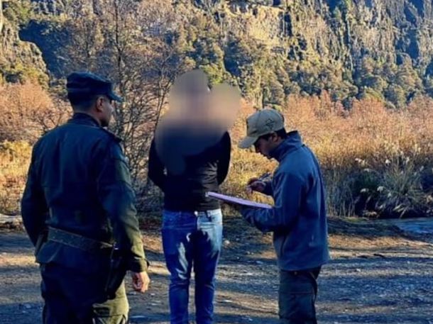 Oficiales del Parque Nacional Nahuel Huapi imponen una multa a turistas brasileños tras infringir regulaciones dentro del área protegida. Oficiales del Parque Nacional Nahuel Huapi imponen una multa a turistas brasileños tras infringir regulaciones dentro del área protegida.