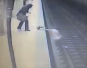 Una embarazada fue arrojada a las vías y arrollada por el subte