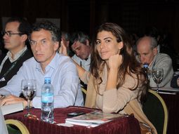 en medio del #niembrogate, macri camina con su mujer la matanza en medio del #niembrogate, macri camina con su mujer la matanza