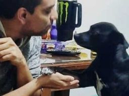 Uno de los denunciantes, junto a su perro fallecido.&nbsp;