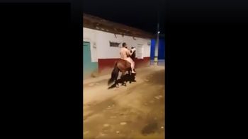 Una pareja se paseó en un caballo por las calles de Urrao, en Antioquia, desnuda Una pareja se paseó en un caballo por las calles de Urrao, en Antioquia, desnuda