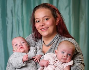 Tuvo gemelos con 12 días de diferencia - Crédito: Daily Mail