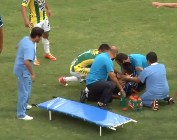 Maki Salces es atendido en el campo de juego