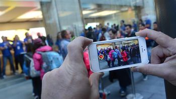 colas kilometricas para adquirir los nuevos modelos de iphone colas kilometricas para adquirir los nuevos modelos de iphone