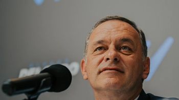 El precandidato presidencial Álvaro Delgado cuestionó al Frente Amplio por sus posturas sobre Pluna y Venezuela. El precandidato presidencial Álvaro Delgado cuestionó al Frente Amplio por sus posturas sobre Pluna y Venezuela.