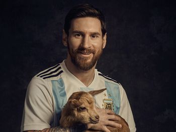 La campaña que se convirtió en furor: ¿por qué Messi posó con una cabra?