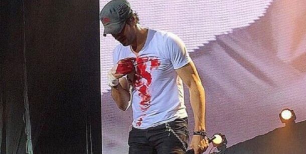 Las impresionantes fotos de Enrique Iglesias lastimado durante un show