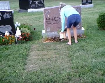 Una mujer que robaba flores en un cementerio