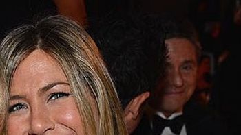 ella esta orgullosa de su escote ella esta orgullosa de su escote