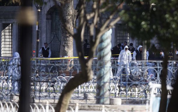 Al menos diez muertos por una explosión en un centro turístico de Estambul