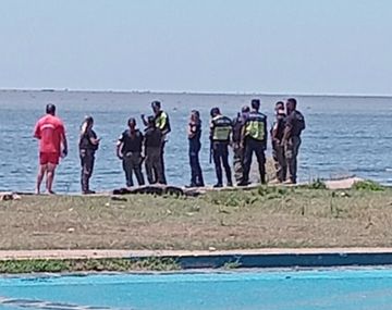 Policías y peritos trabajan en el lugar.