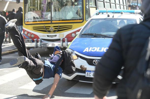 Represión y locura en La Plata: un patrullero atropelló a un manifestante
