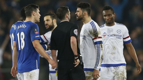 Siempre polémico: Diego Costa fue expulsado... ¿por morder a un rival?