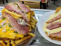 Destacado por sus platos baratos y abundantes, este bodegón porteño es una parada obligatoria de cada comensal.