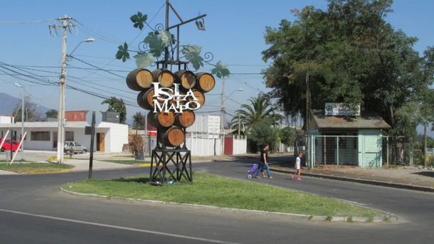 La Isla de Maipo se encuentra a 40 kilómetros de Santiago. La Isla de Maipo se encuentra a 40 kilómetros de Santiago.