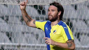 quiso cargar a cavenaghi por su peso y el delantero lo dejo en ridiculo quiso cargar a cavenaghi por su peso y el delantero lo dejo en ridiculo