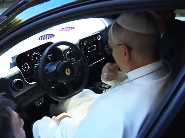 El Papa en una Ferrari.