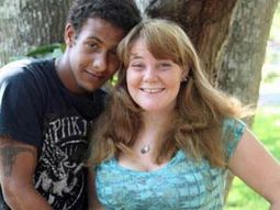 La chica se puso agresiva ante la negativa de su novio La chica se puso agresiva ante la negativa de su novio