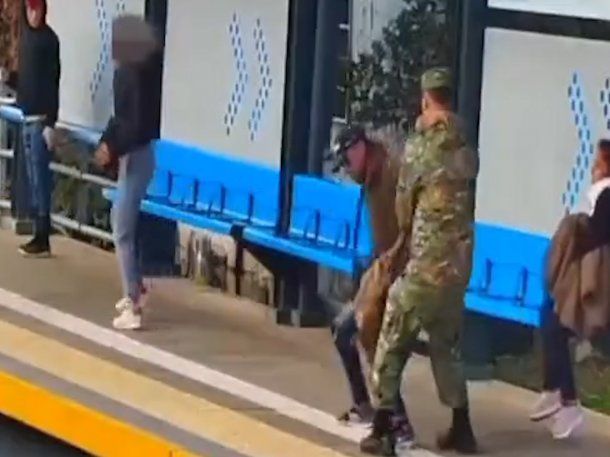Video: un militar salvó a una mujer que era golpeada por su expareja en una estación de tren