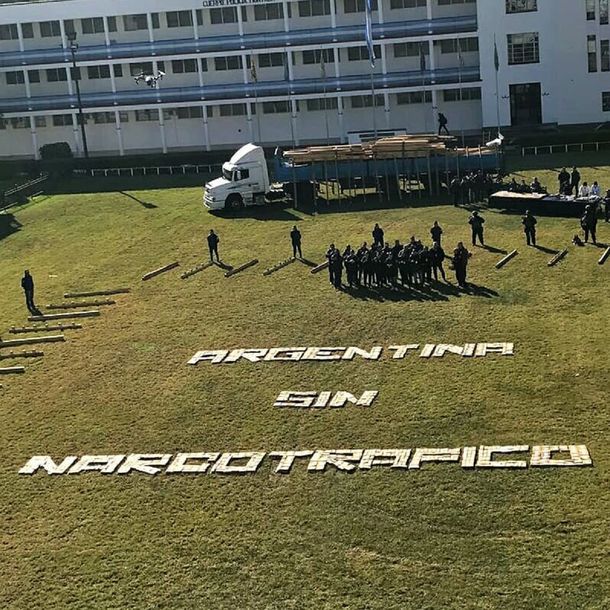 Argentina sin narcotráfico escrito con panes de marihuana