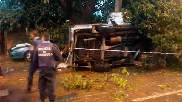 Tragedia familiar en Córdoba: madre e hija chocaron contra un poste y murieron