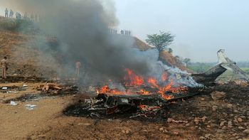 tragedia aerea en la india: se estrello un avion y murio un funcionario junto a otras cuatro personas tragedia aerea en la india: se estrello un avion y murio un funcionario junto a otras cuatro personas