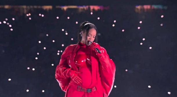 Rihanna embazarada la rompió en el show del Super Bowl