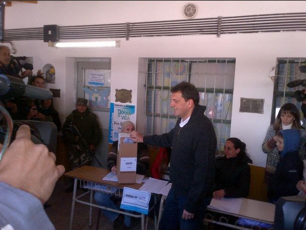 Massa llamó a votar para construir el futuro del país