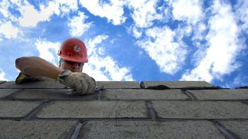 La tasa de desempleo creció más que la de empleo durante el mes de octubre. La tasa de desempleo creció más que la de empleo durante el mes de octubre.