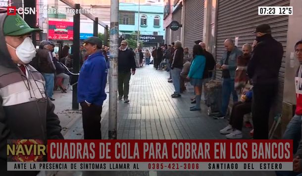 Reabrieron los bancos: largas colas desde la medianoche para el pago de planes sociales y jubilaciones