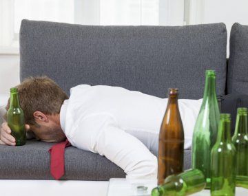 Diez tips para recuperarse de la resaca por tomar en Navidad