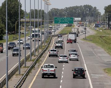 Intenso movimiento en las rutas del país por el recambio turístico