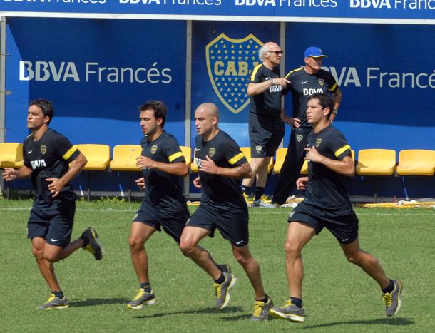 Riquelme se entrenó, pero su presencia en el Superclásico es incierta