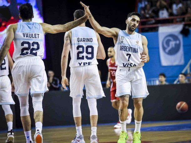 Argentina le sacó el invicto a Canadá y quedó a un paso del Mundial de básquet 2023